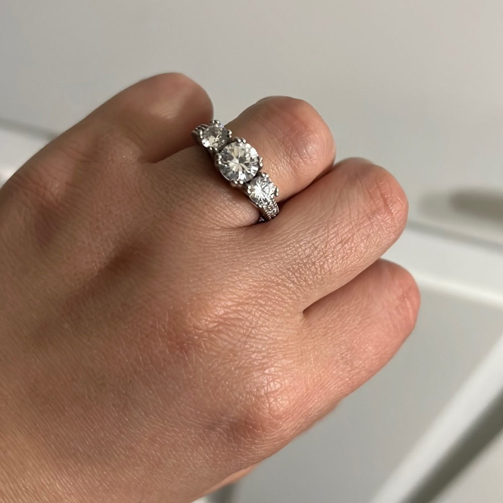 Gorgeous engagement ring high style 3 stones with 12 side stones! Size 6.25